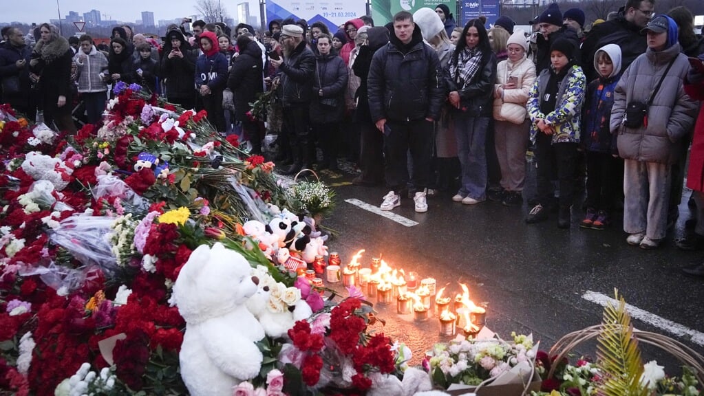 Verbijsterde Moskovieten brachten bloemen en kaarsen naar de concertzaal waar ISIS-terroristen zeker 133 mensen ombrachten.
