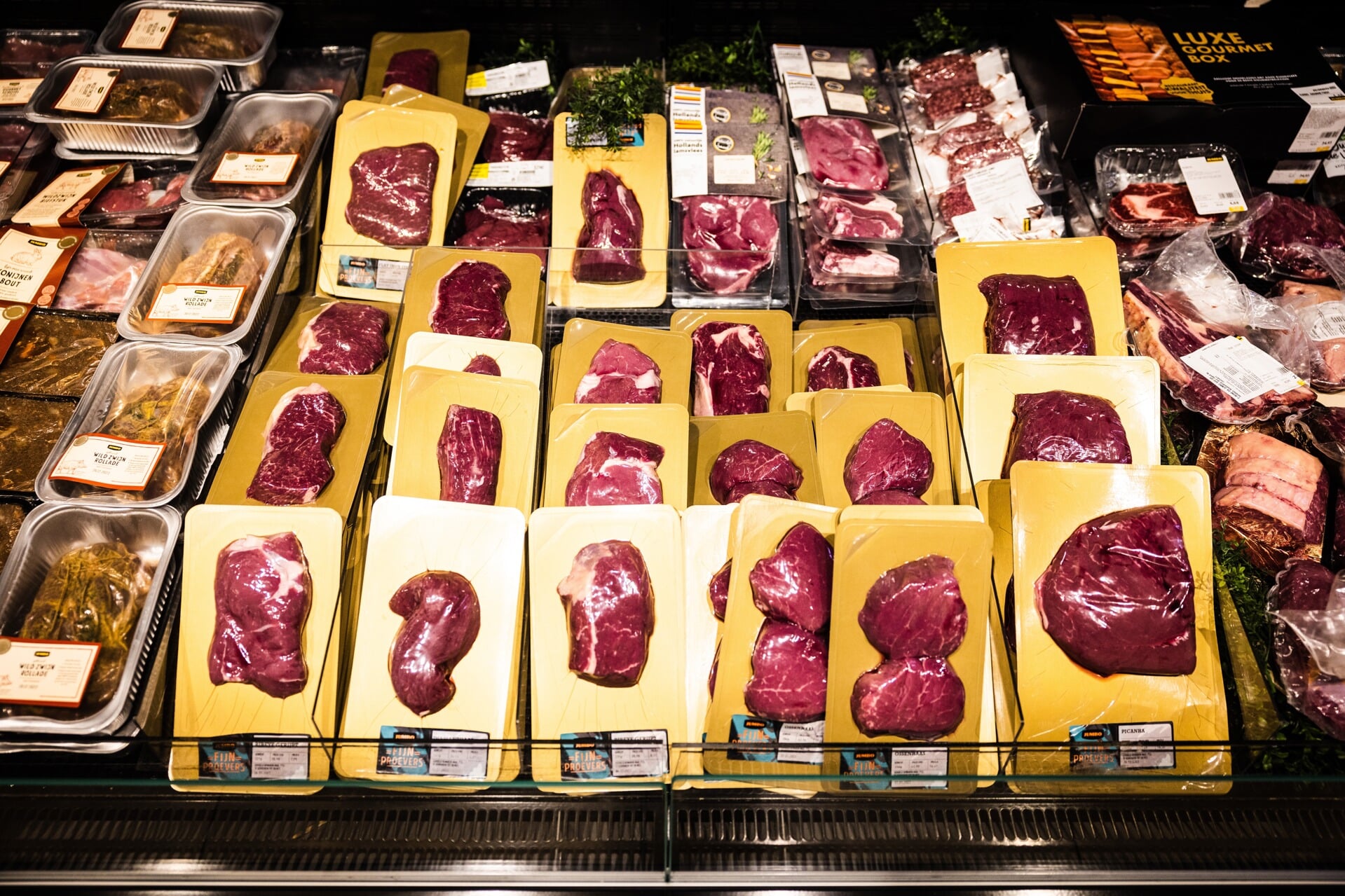 Vlees bij een supermarkt in Dordrecht. In 2023 was het aantal vleesaanbiedingen bij de Jumbo nog verdubbeld. 