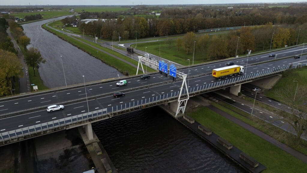 De brug over het Noordhollandsch Kanaal bij Purmerend ligt midden in de A7, en is verreweg de belangrijkste verkeersader in het gebied.