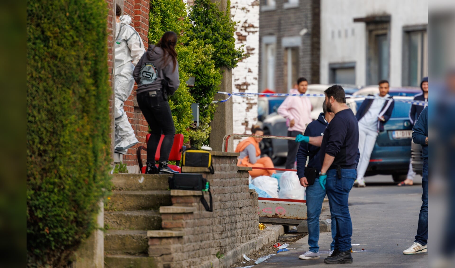 De politie inspecteert het huis in Charleroi waar de schietpartij plaatsvond.