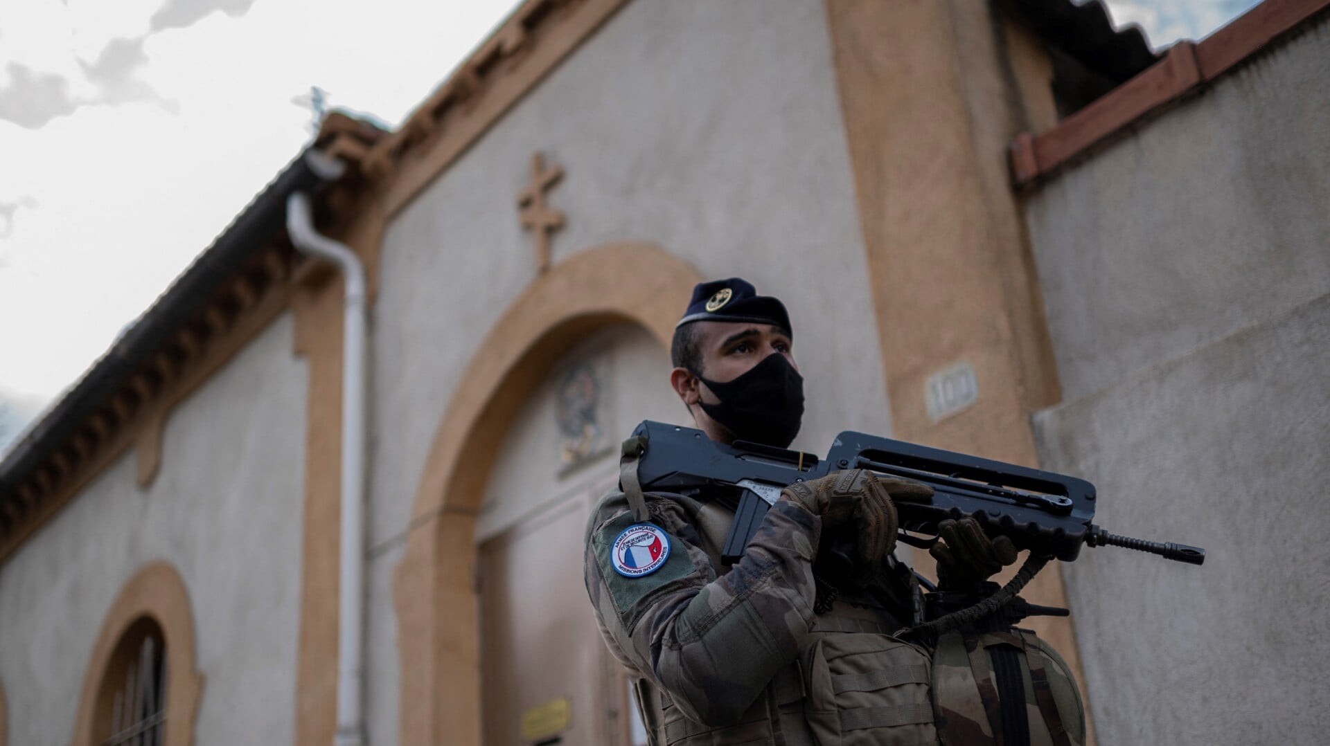 Een Franse militair bij een protestantse kerk in Valence tijdens verhoogde veiligheidsrisico's in november 2020, nadat een terroristische aanslag op een rooms-katholieke kerk in Nice drie levens had gekost.
