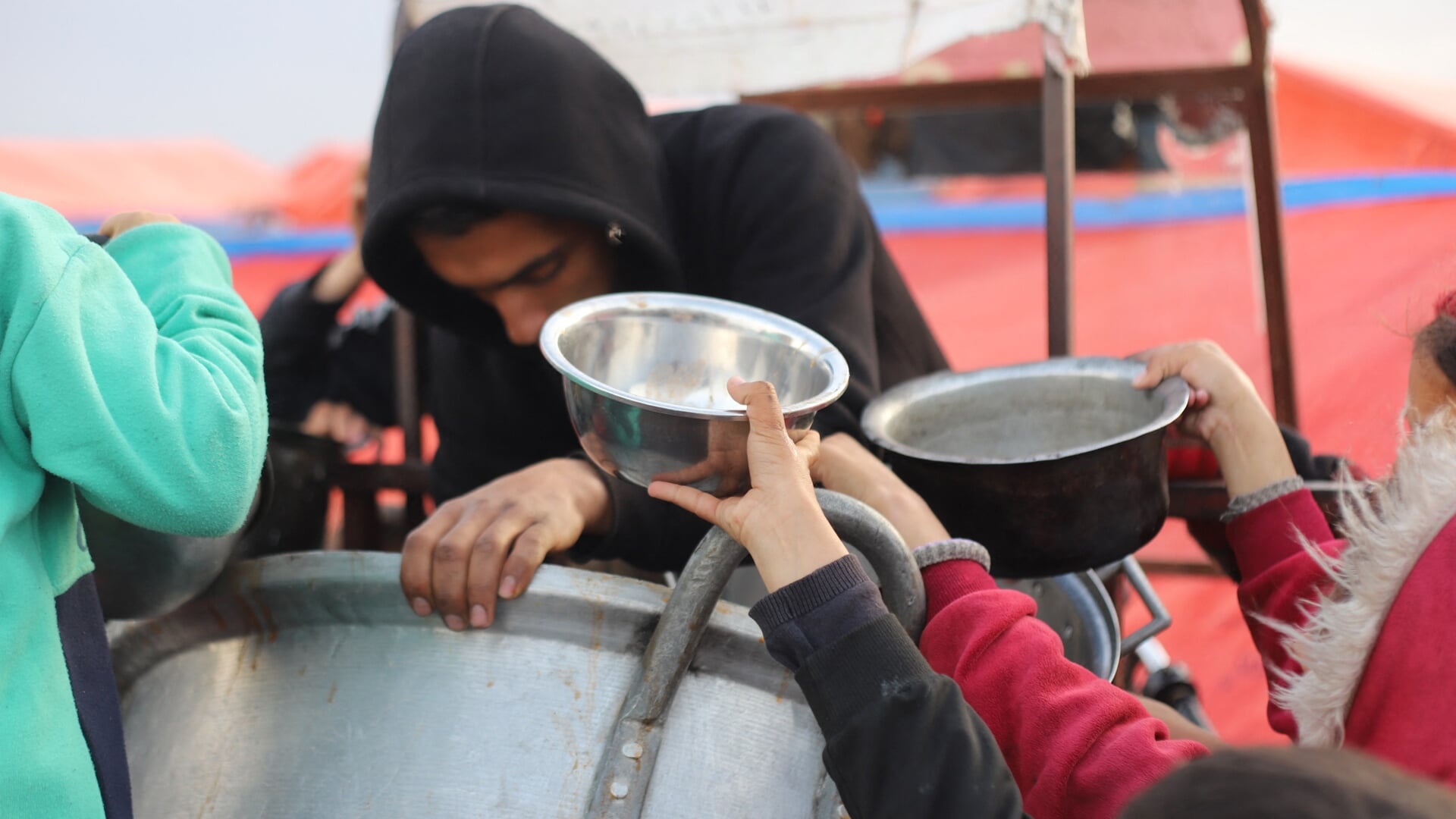Palestijnen krijgen voedsel uitgedeeld in Rafah, in het zuiden van de Gazastrook.