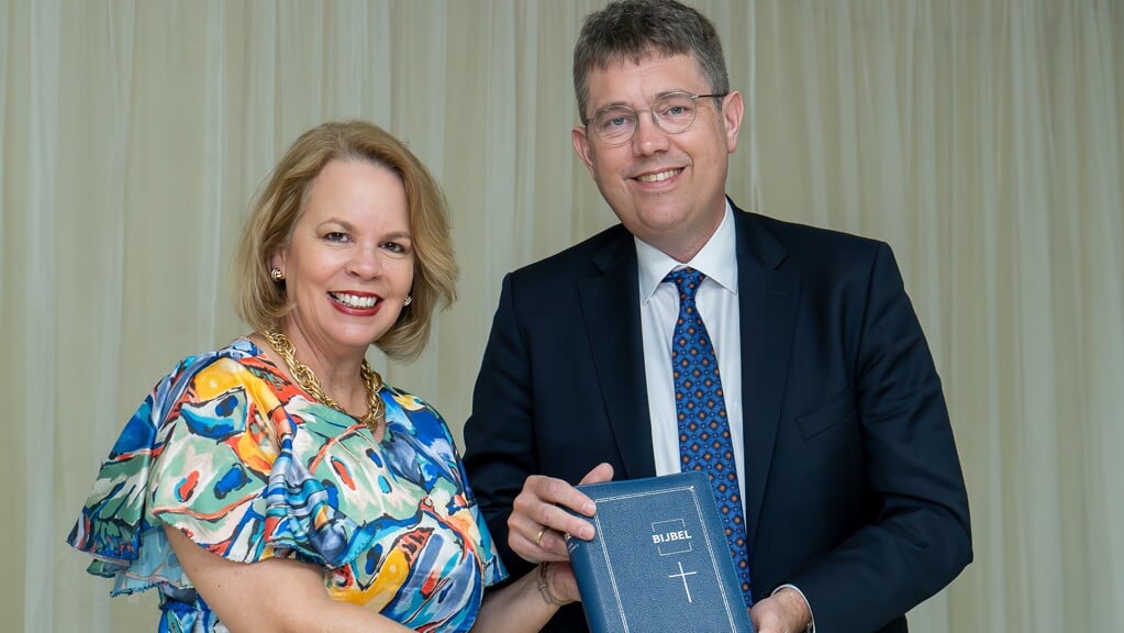 Vorige maand overhandigde directeur Rieuwerd Buitenwerf van het Nederlands-Vlaamse Bijbelgenootschap (NBG) aan Evelyn Wever-Croes, premier van Aruba de vertaling van de Bijbel in het Papiamento.