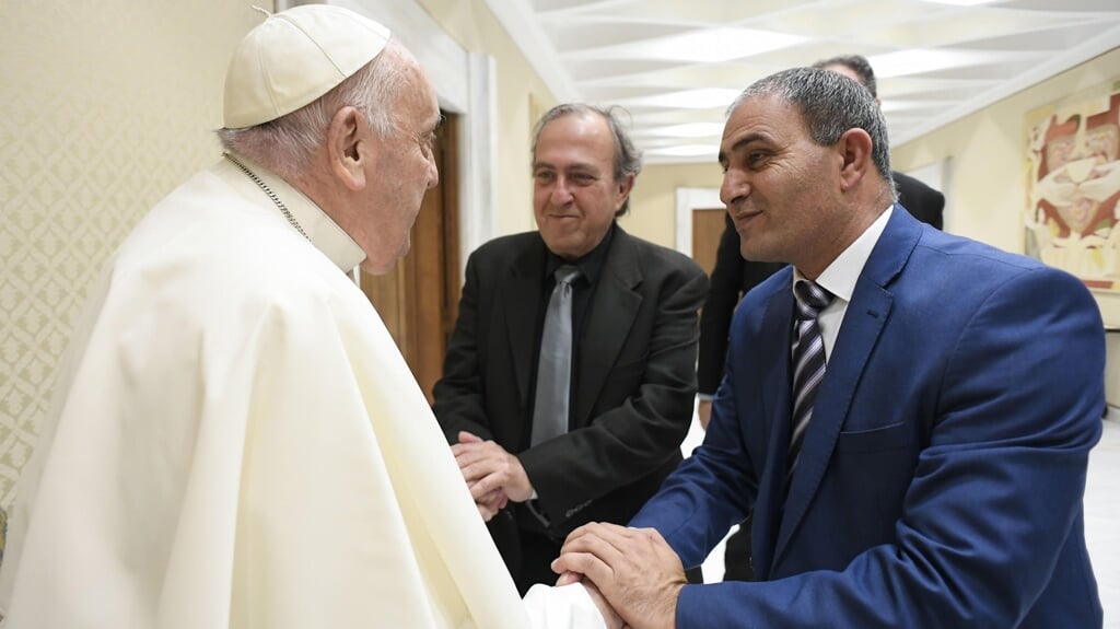 Paus Franciscus ontmoette woensdag de Israëliër Rami Elhanan (midden) en de Palestijn Bassam Aramin (rechts). Beiden verloren een dochter tijdens het Israëlisch-Palestijnse conflict.