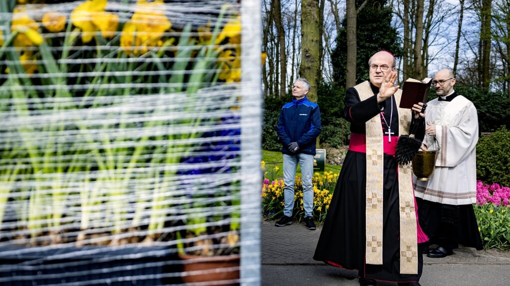 Bisschop van Rotterdam Hans van den Hende zegent bloemen in de Keukenhof, voordat deze vertrekken naar het Vaticaan. Paus Franciscus zal tijdens het uitspreken van de traditionele zegen Urbi et Orbi vanaf het balkon van de Sint-Pietersbasiliek omringd worden door de Nederlandse bloemen.