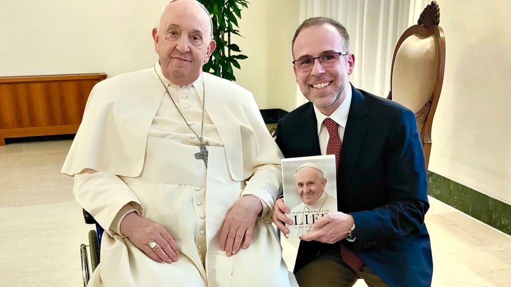 Paus Franciscus (links) met de Italiaanse journalist Fabio Marchese Ragona die zijn autobiografie heeft opgeschreven. Hij wil nog steeds werken aan 'een kerk met de eigenschappen van God zelf, en dus ook teder, nabij en vol mededogen’.