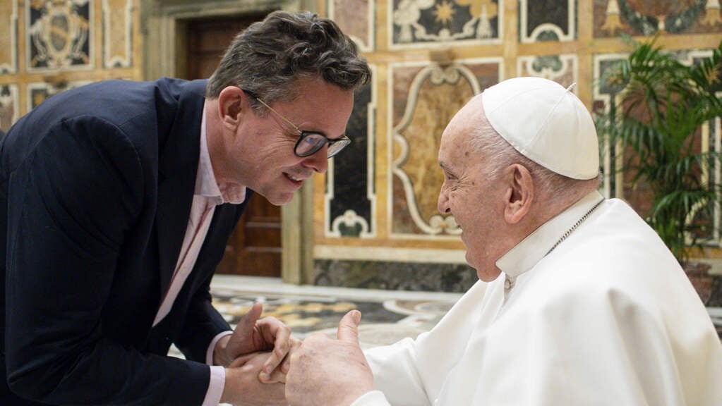 ND-vaticaanwatcher Hendro Munsterman schudt paus Franciscus de hand tijdens een audiëntie in de Sala Clementina.