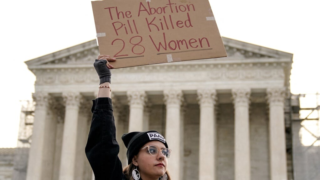 Een antiabortusactivist demonstreert voor het Amerikaanse Hooggerechtshof in Washington, dat zich buigt over de vraag of de FDA de gezondheidsrisico's van de abortuspil negeerde. 