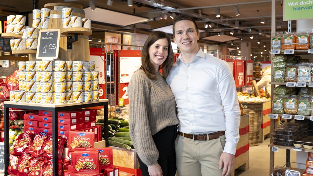 Tjerk 't Lam en zijn vrouw Lydia in Plus-filiaal Bieshof in Dordrecht. Aanstaande maandag krijgt de winkel een nieuwe eigenaar. Zonder koopzondag ziet de ondernemer geen perspectief op lange termijn.