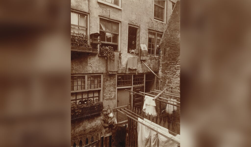 Arbeiderswoningen in de Suikerbakkersgang in de Jordaan in Amsterdam in 1895.
