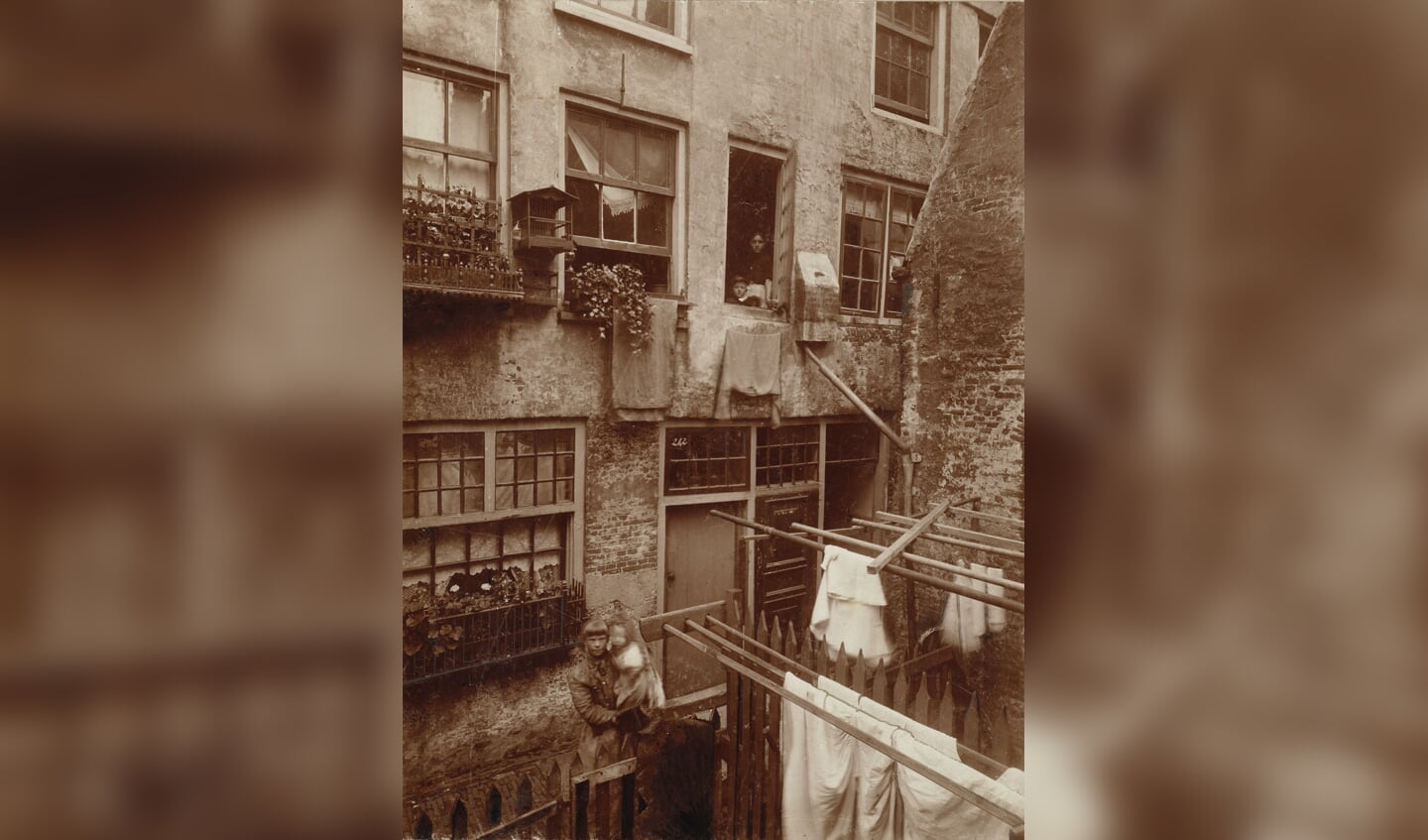 Arbeiderswoningen in de Suikerbakkersgang in de Jordaan in Amsterdam in 1895.
