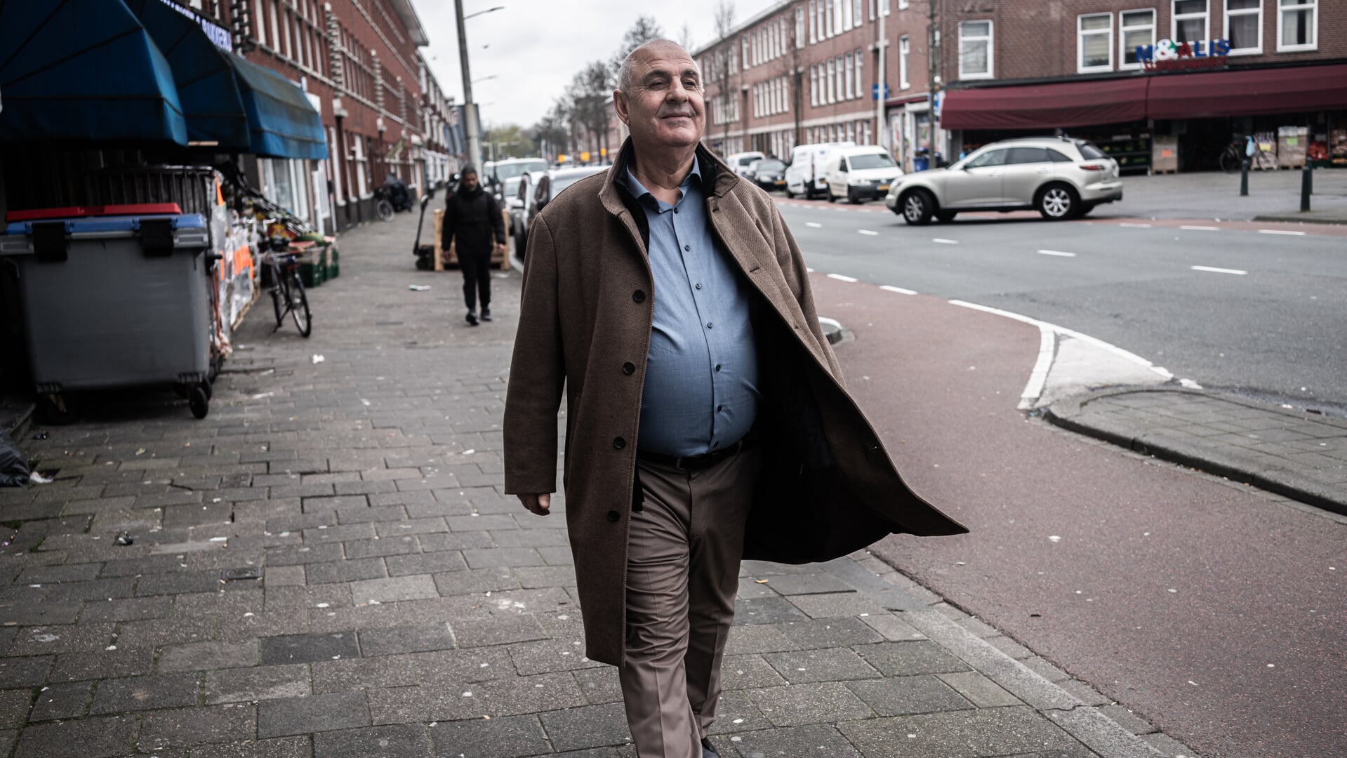 Hasan Atçi loopt door de Haagse wijk Groente- en Fruitmarkt.