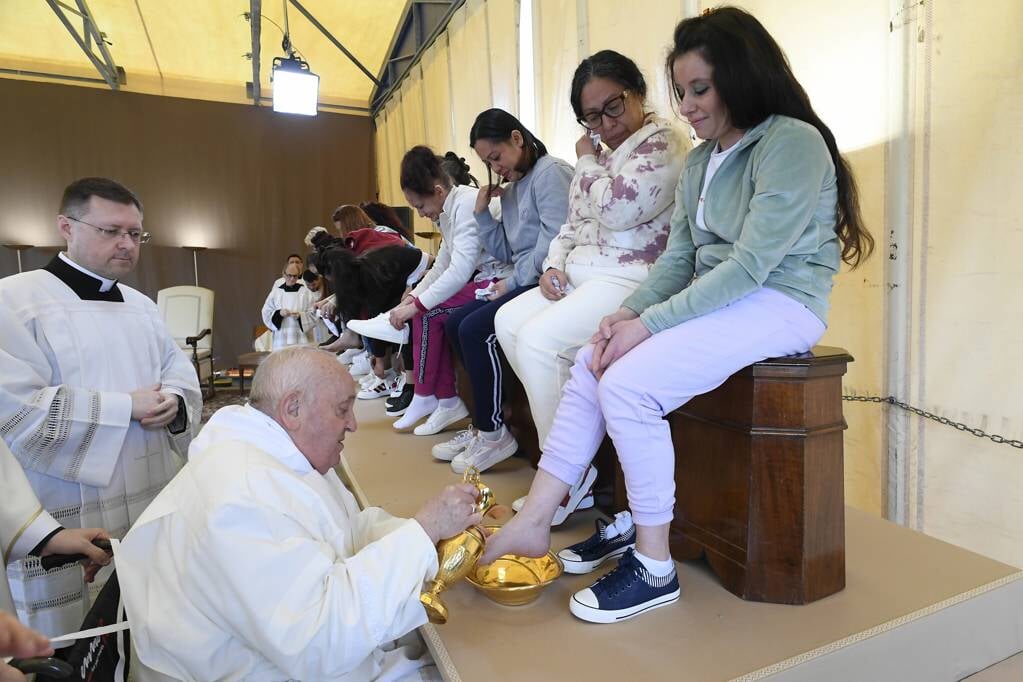 Paus Franciscus in de vrouwengevangenis van Rebbibia in Rome. Op Witte Donderdag is de voetwassingritus onderdeel van de katholieke liturgie.