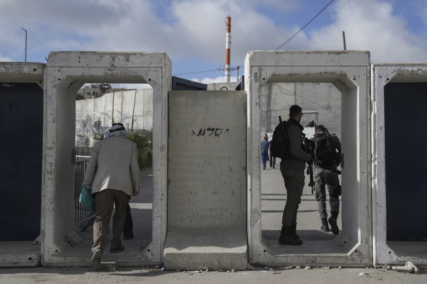 Palestijnen die vanuit Ramallah naar de Al Aqsa-moskee in Jeruzalem willen moeten langs een checkpoint. Bij de Oslo Akkoorden is afgesproken dat de veiligheidsdiensten van Israël en de Palestijnse Autoriteit met elkaar zouden samenwerken om terrorisme te bestrijden, maar de PA arresteert iedereen die kritiek heeft op de organisatie.