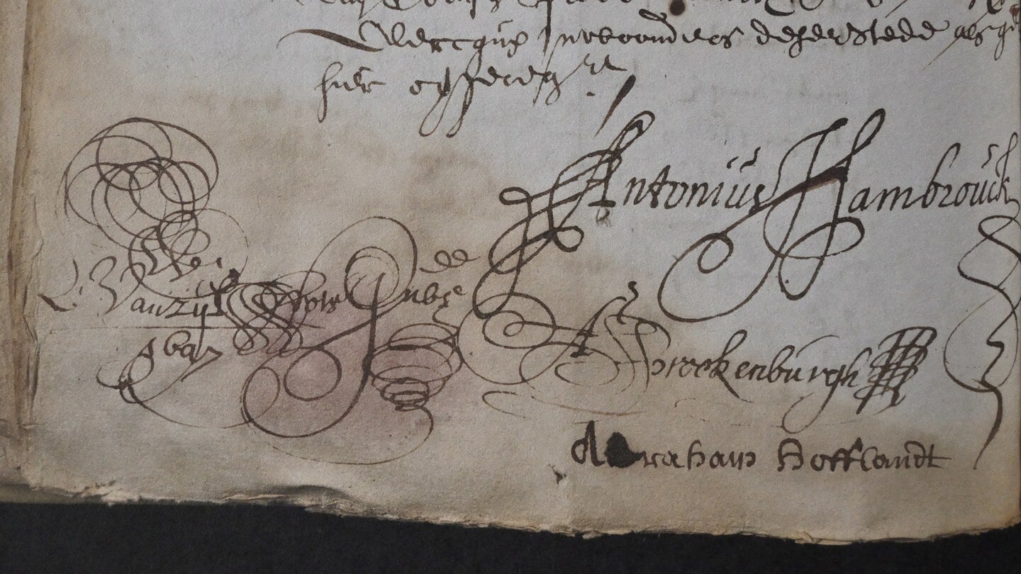 Een 17e-eeuws document uit het Rotterdamse gemeentearchief met daarop de handtekening van Antonius Hambrouck.