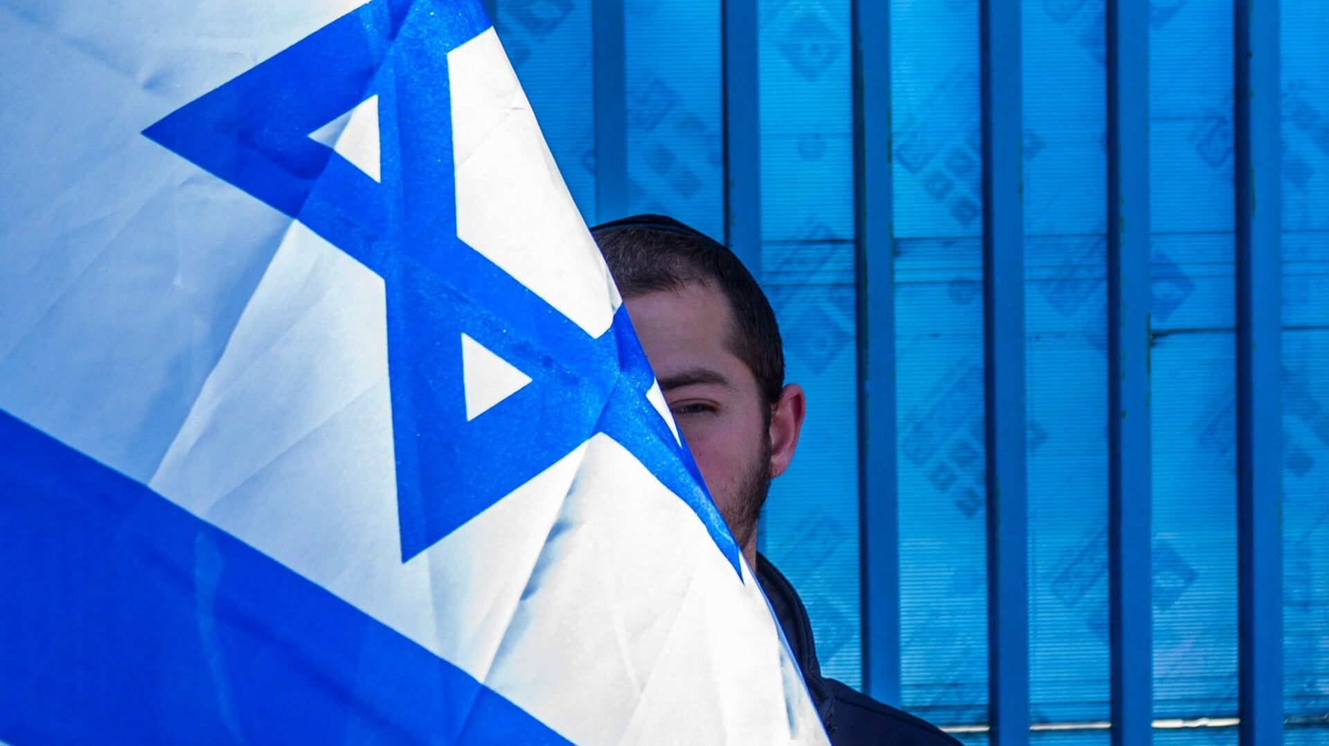 Een Israëlische activist tijdens een protest op 20 maart waar de toegang tot het terrein van VN-organisatie UNRWA wordt geblokkeerd. Ondanks de aanvallen van Hamas en de oorlog in Gaza, scoort Israël hoog in het jaarlijkse geluksonderzoek