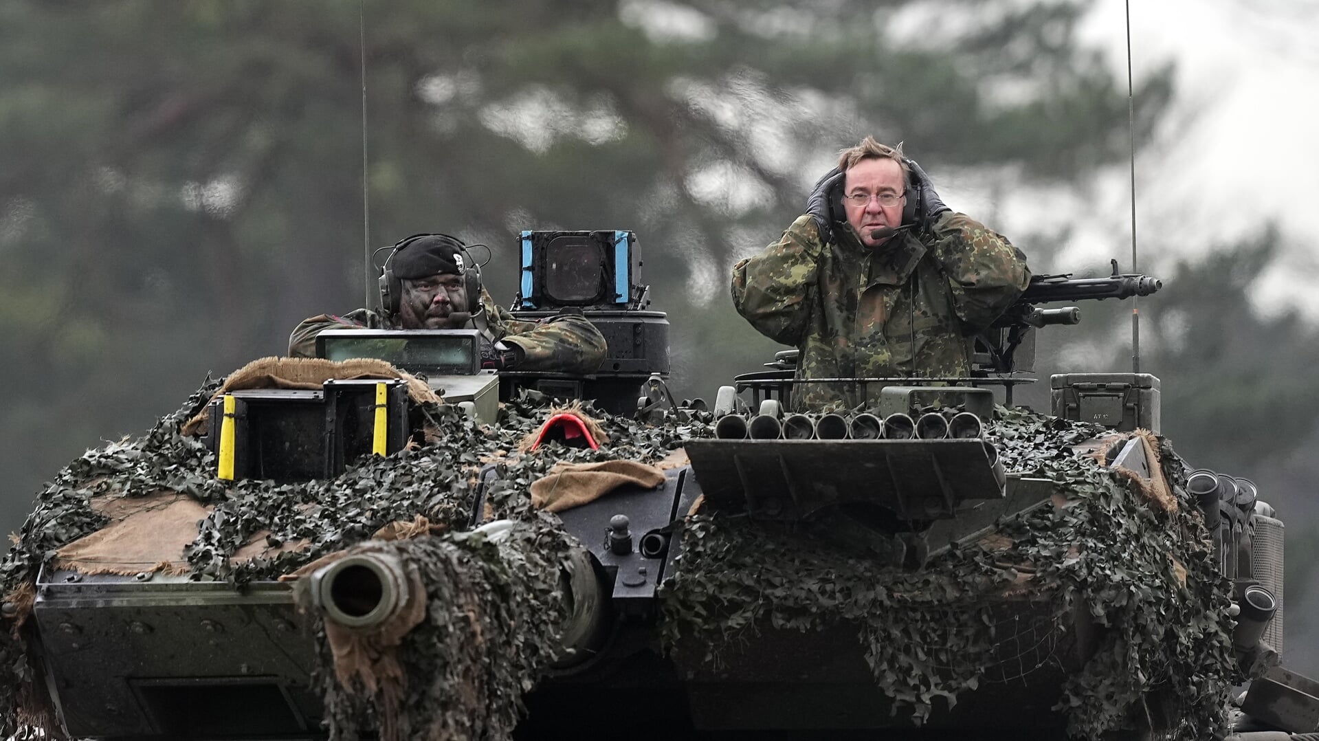 De Duitse minister van Defensie, Boris Pistorius, rijdt mee op een Leopard 2-tank. De regering in Berlijn wil fors meer uitgeven aan defensiematerieel, vooral van producenten in eigen land.