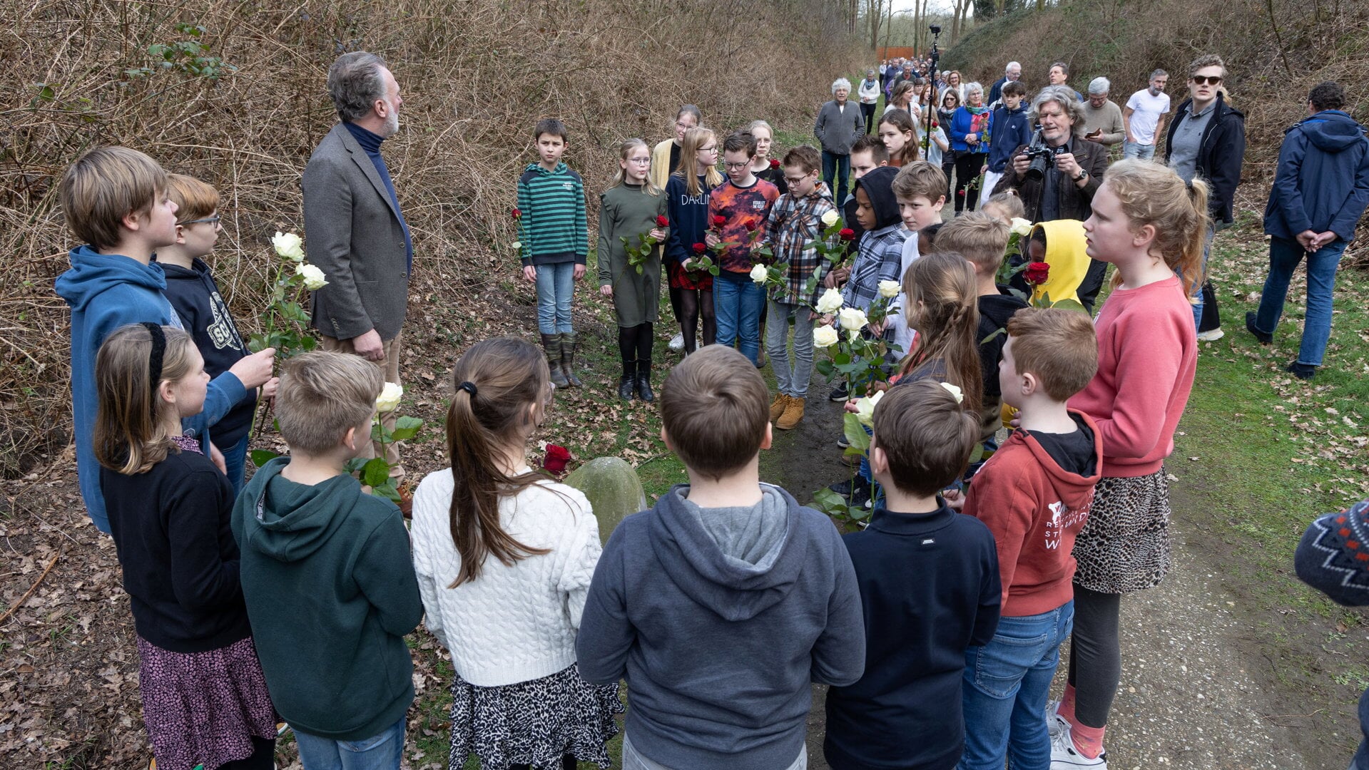 Leerlingen van de Johannes Calvijnschool brengen bij Kamp Amersfoort een eerbetoon aan gefusilleerden uit de familie Rijper.