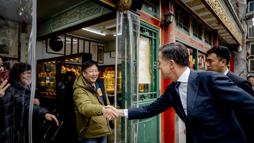 Demissionair minister-president Mark Rutte krijgt een rondleiding door de wijk Dashilar tijdens een werkbezoek aan Volksrepubliek China. 