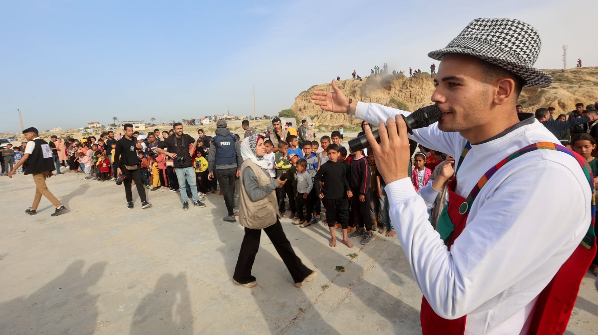 Een groep vrijwilligers organiseert een evenement voor ontheemde kinderen op het al-Mawasi-strand nabij de haven van Khan Yunis in Gaza terwijl de Israëlische aanvallen voortduren. De Protestantse Kerk pleit in verklaring voor een staakt-het-vuren en veroordeelt het ‘buitensporige geweld van beide kanten’.