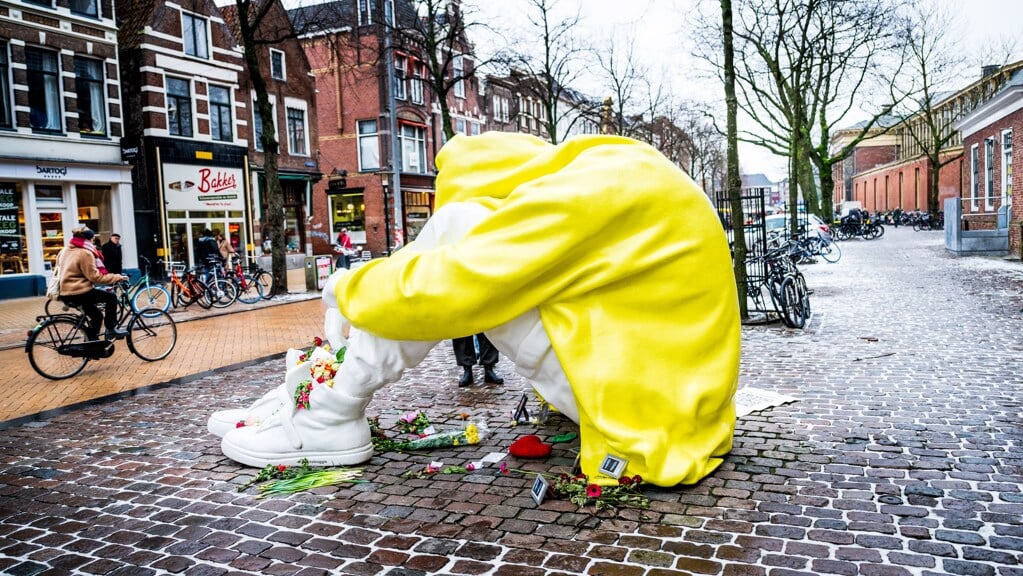 Het kunstwerk 'Stille Strijd' in Groningen staat voor het feit dat suïcide de belangrijkste doodsoorzaak is voor jongeren onder de dertig jaar.