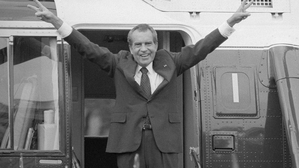 President Nixon op 9 augustus 1974 na zijn aftreden vanwege het Watergateschandaal. Vvoor politiek medewerker Charles Colson verandert het leven ingrijpend. 
