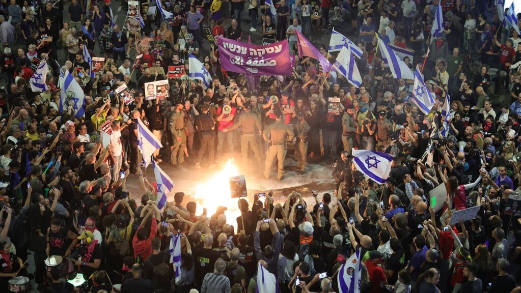 Demonstranten in Tel Aviv eisen vrijlating van de gijzelaars, maandag 29 april.