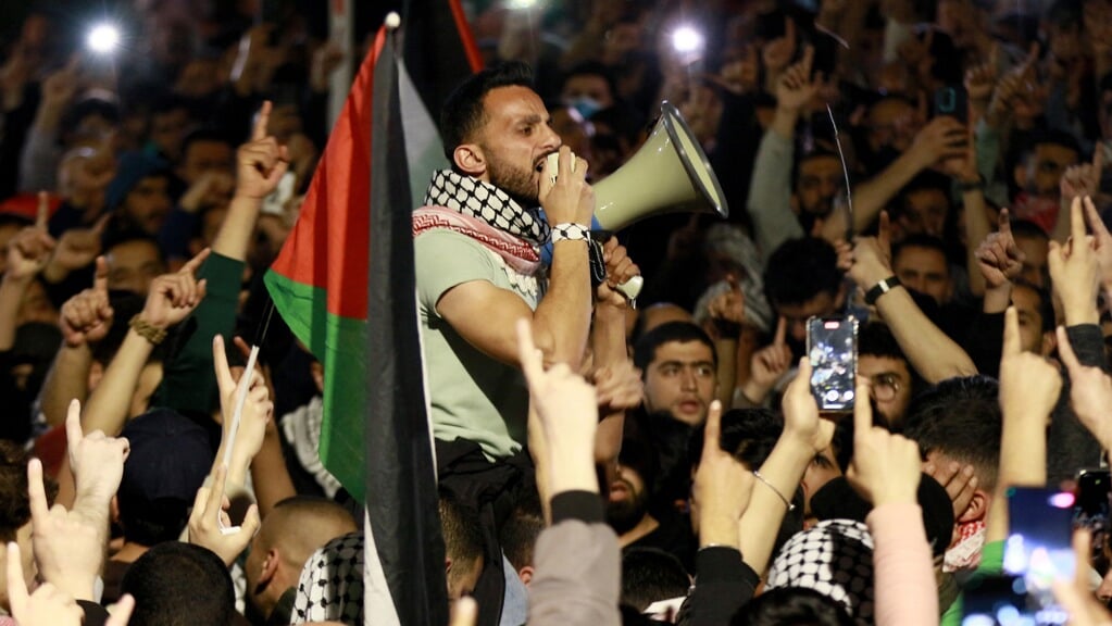 Jordaniërs protesteren bij de ambassade van Israël in Amman. 