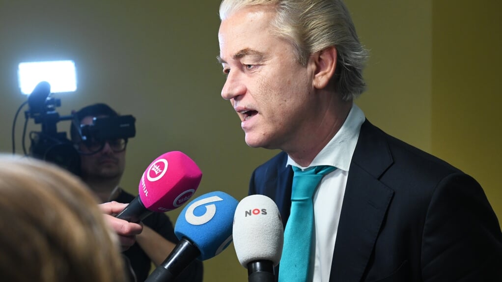 Geert Wilders PVV staat de media te woord in de Tweede kamer.
