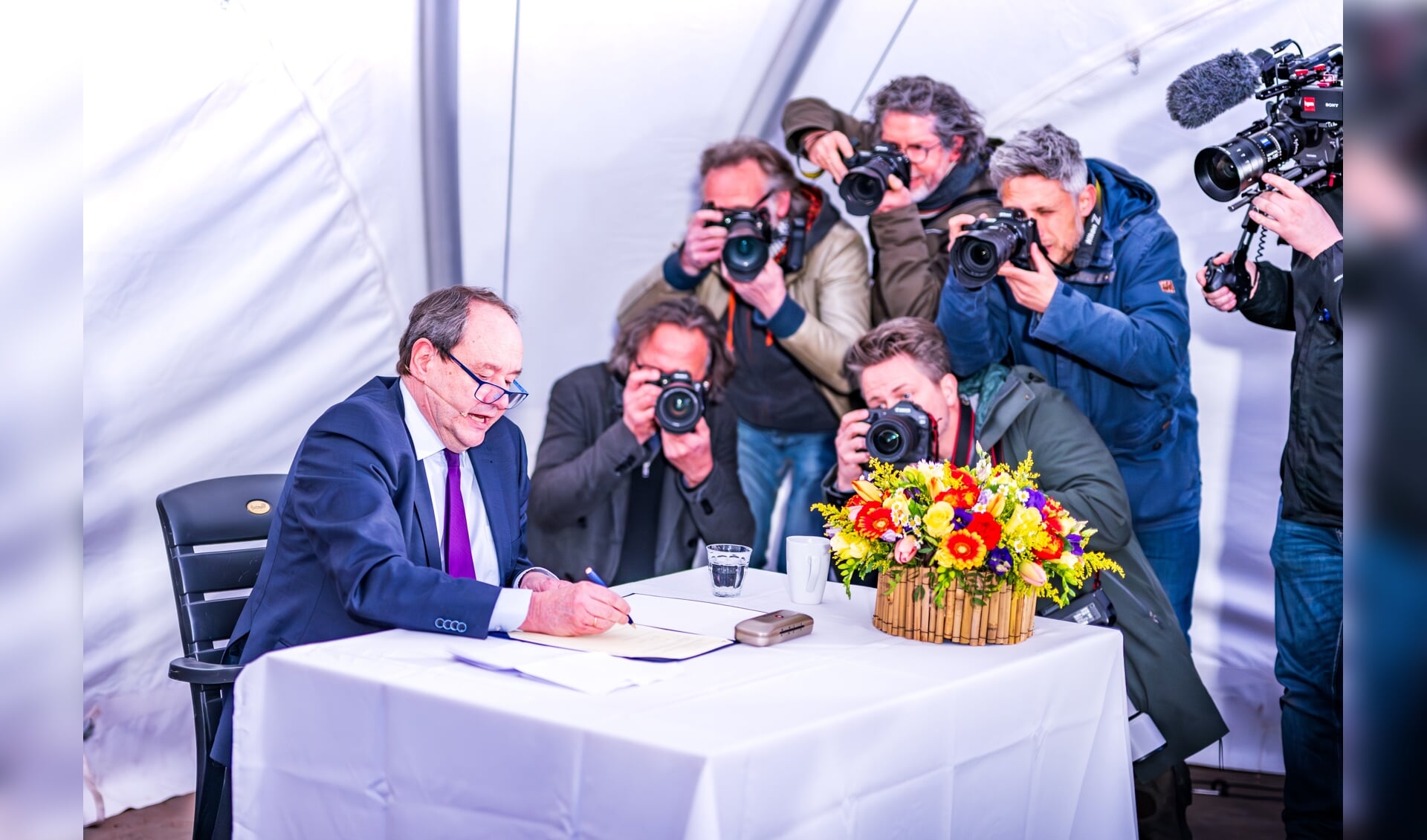 Kolham - Staatssecretaris Hans Vijlbrief heeft met een handtekening vandaag het gasveld in Groningen gesloten. ANP / Hollandse Hoogte Venema Media