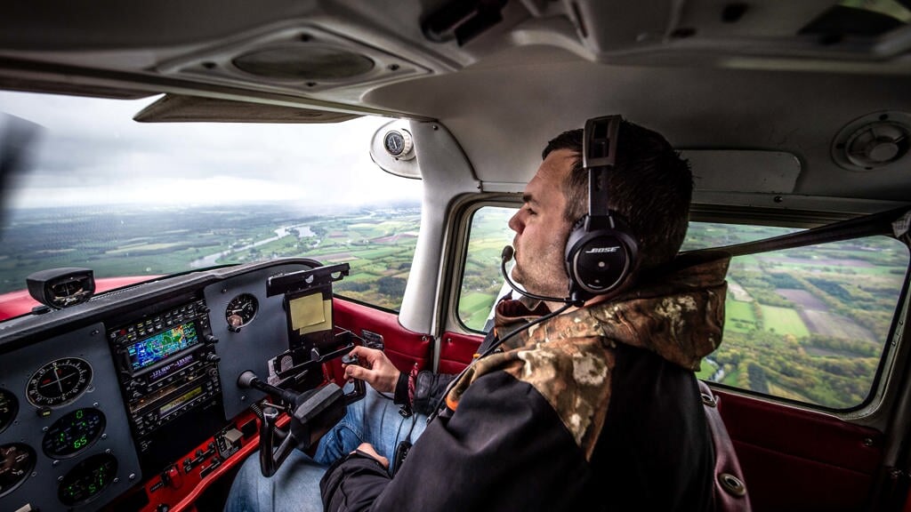 MAF-piloot Joost Gerritsen is duidelijk op zijn gemak in een cockpit. Hij houdt de stuurknuppel van het kleine vliegtuig tussen drie vingers, ‘dan voel ik goed wat het vliegtuig doet’