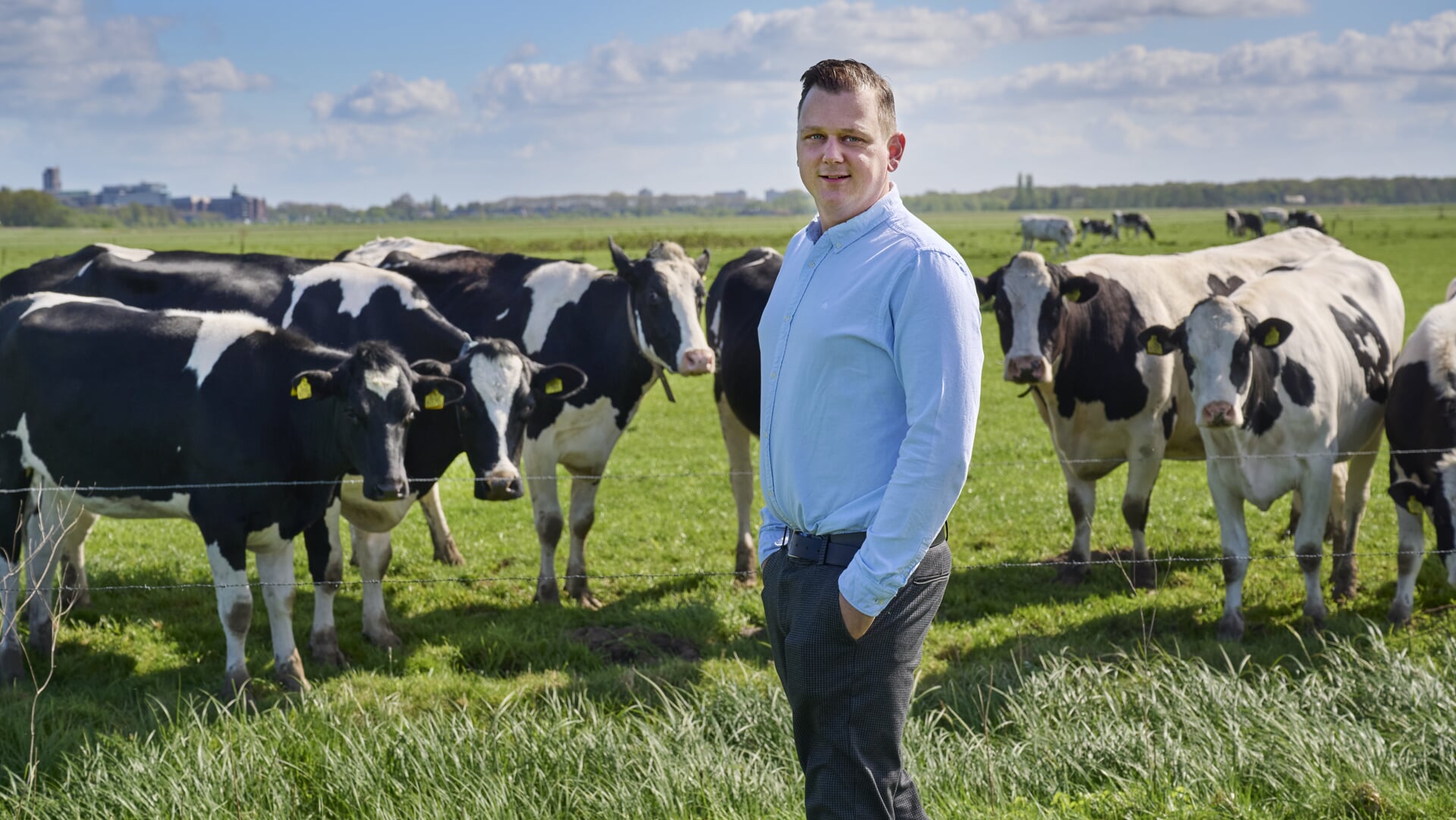 Tim Oostveen is al jaren vrijgezel. 'Ik steek veel tijd en energie aan werk op de boerderij en in de financiële detachering.'