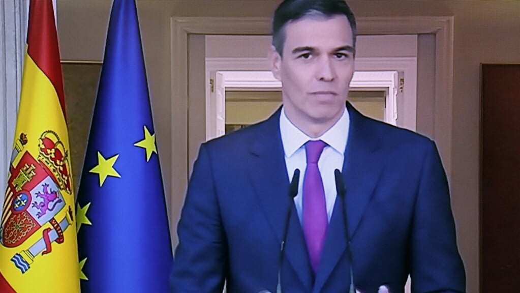 De Spaanse premier Pedro Sánchez maandag tijdens zijn tv-toespraak. 