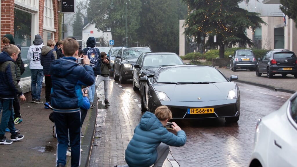 Autospotters op de Brink in Laren. Samen met Bloemendaal en Heemstede is Laren de gemeente waar rijke inwoners het vaakst een eenzijdige leefwereld hebben, en dus vooral andere rijken ontmoeten.