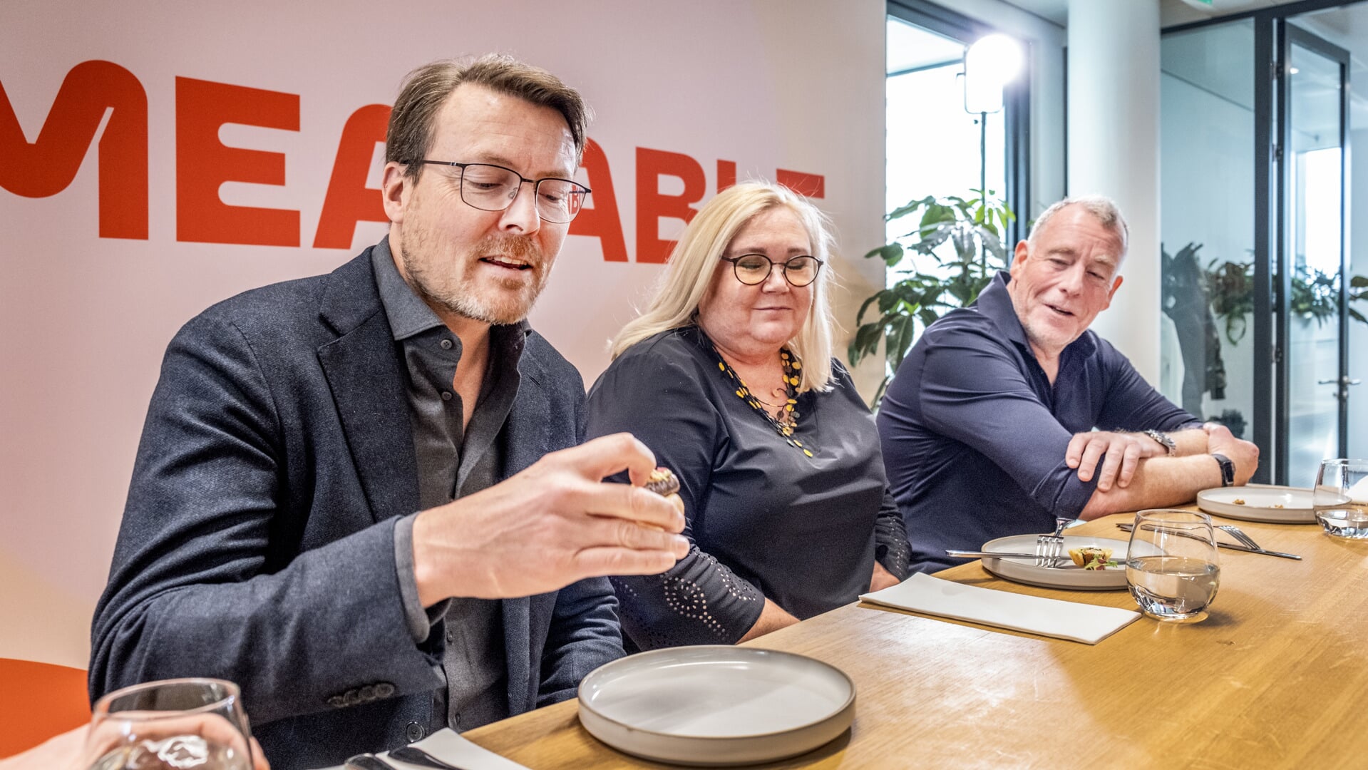 Prins Constantijn, Ira Van Eelen (dochter van kweekvlees-pionier Willem Van Eelen) en Ron Blaauw (chef kok) zijn proefpanel voor de eerste proeverij van gecultiveerd vlees in Europa bij Meatable in Leiden. 