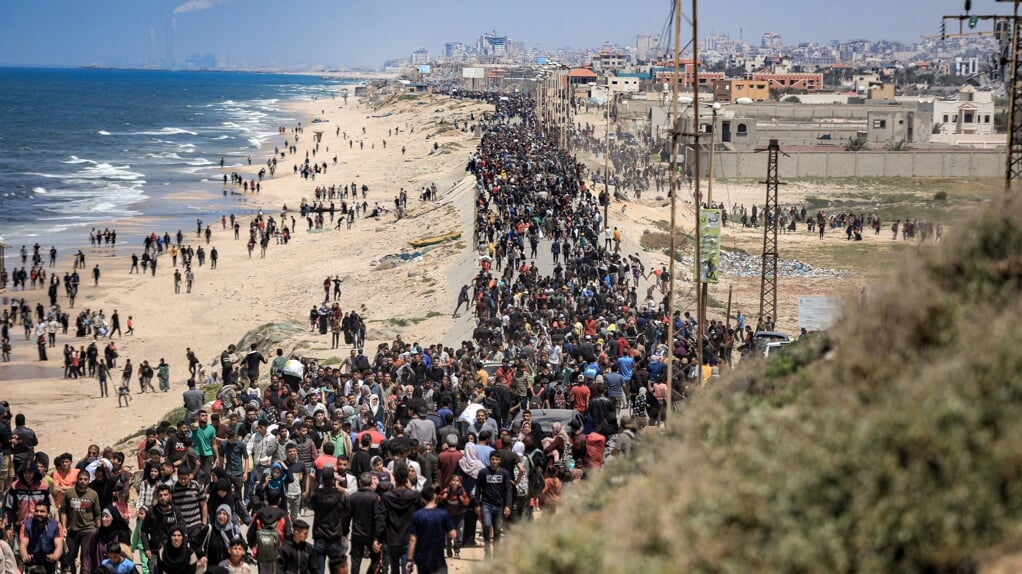 Ontheemde Palestijnen trekken met duizenden weg uit de omgeving van Rafah, terug naar noordelijker delen van de Gazastrook.