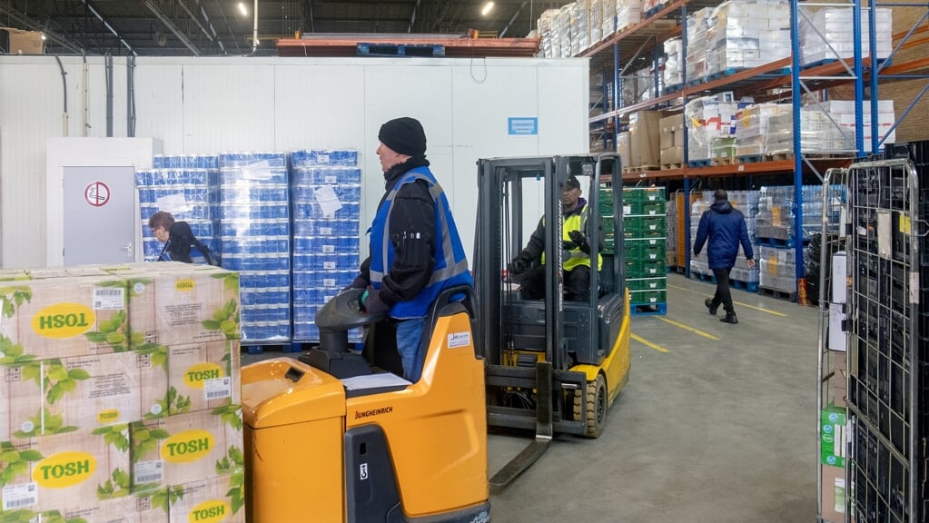 Voedselbank in Rotterdam West Delfshaven. Vrijwilligers controleren de voorraden en laden de vrachtwagens.