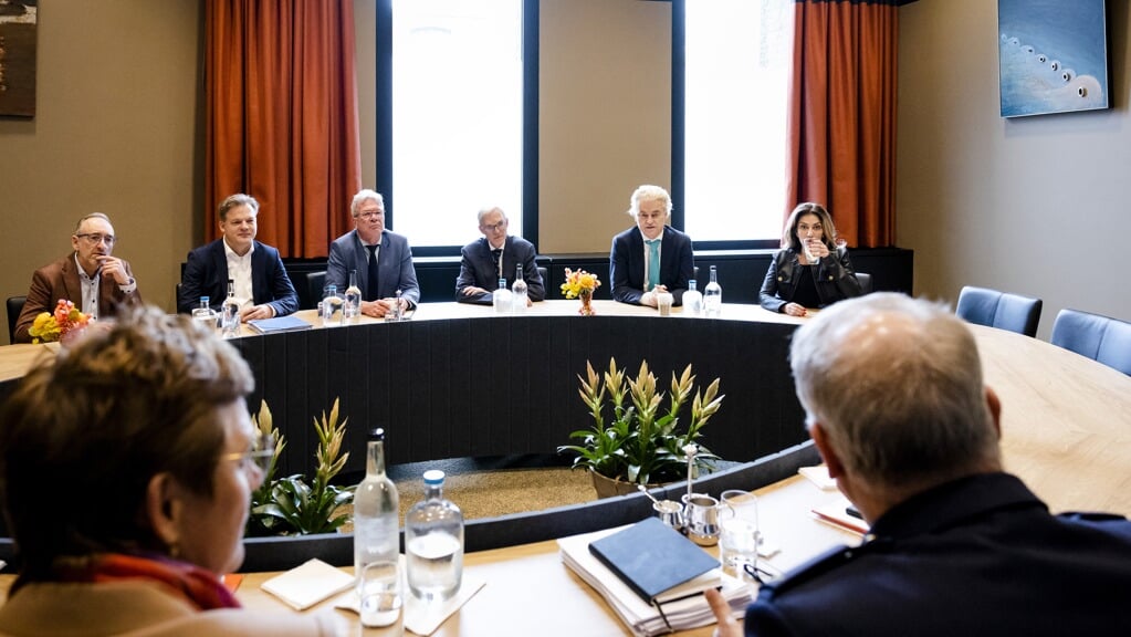 Betrokkenen zitten aan tafel voor aanvang van een gesprek over de formatie van een nieuw kabinet.
