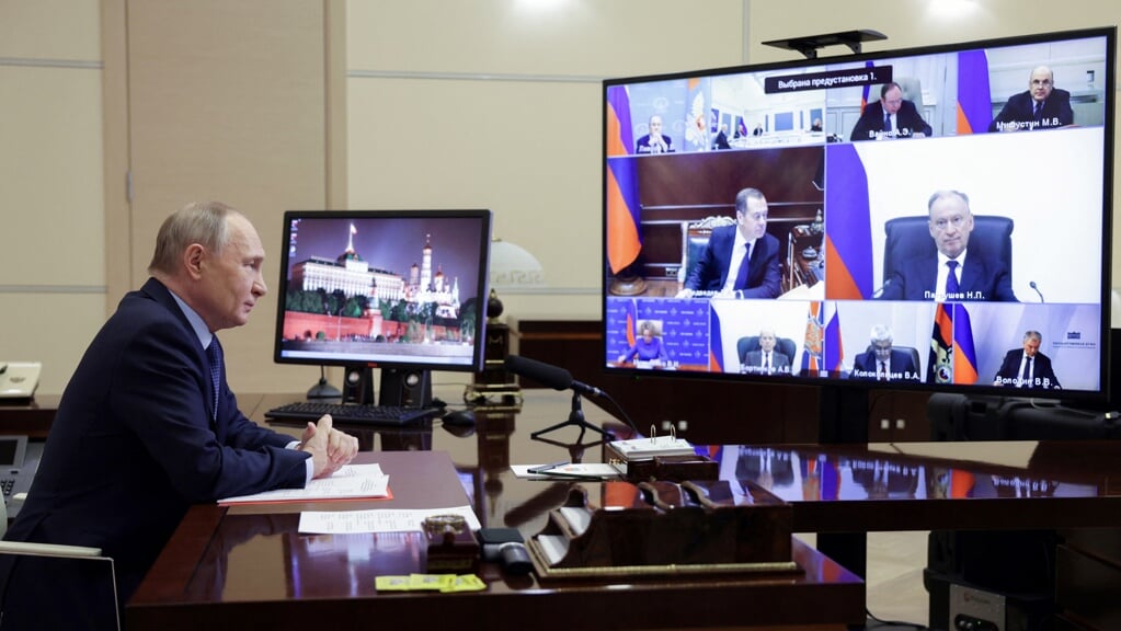 De Russische president Vladimir Poetin bij een online-bijeenkomst met de leden van zijn veiligheidsraad op 19 april.