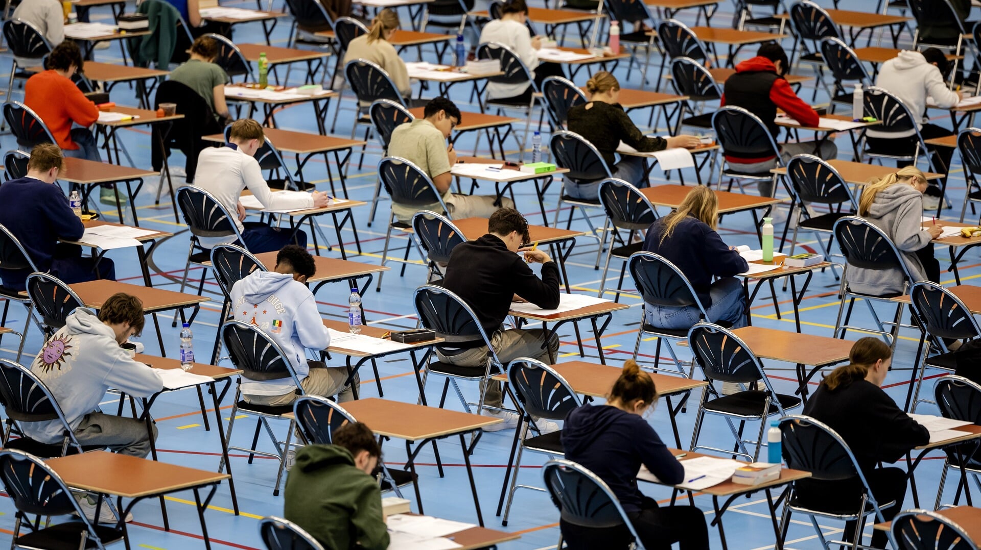 Eindexamenleerlingen tijdens de examens in 2023. ‘Door het harde werken tijdens het examenjaar, moeten sommige leerlingen daarna echt even op adem komen’, ziet decaan Lobke Allersma. 