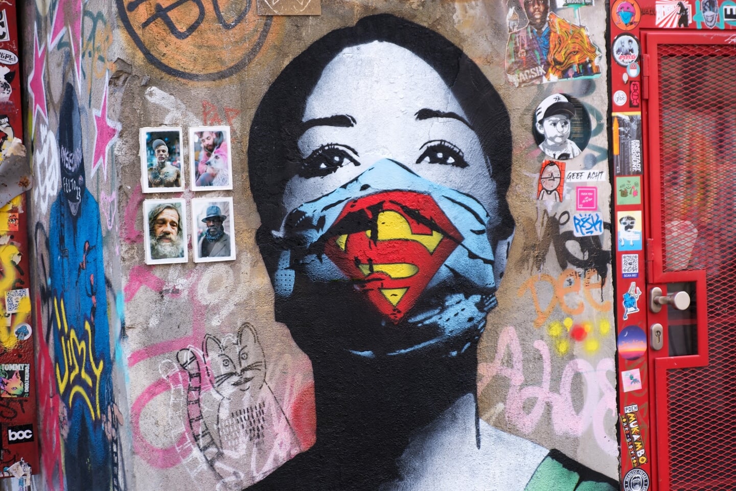 Muurschildering van verpleegster met mondkapje gemaakt tijdens de corona-pandemie door street artist Fake op een muur op het NDSM-plein in Amsterdam Noord.