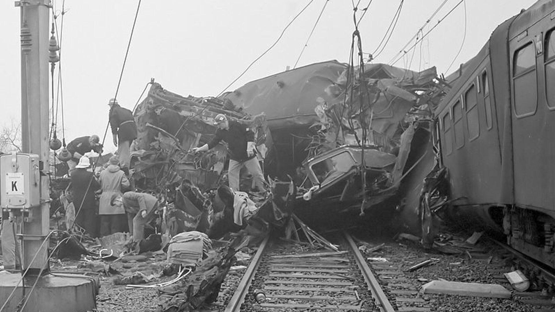 De ravage na de botsing van twee treinen bij Harmelen in januari 1962.