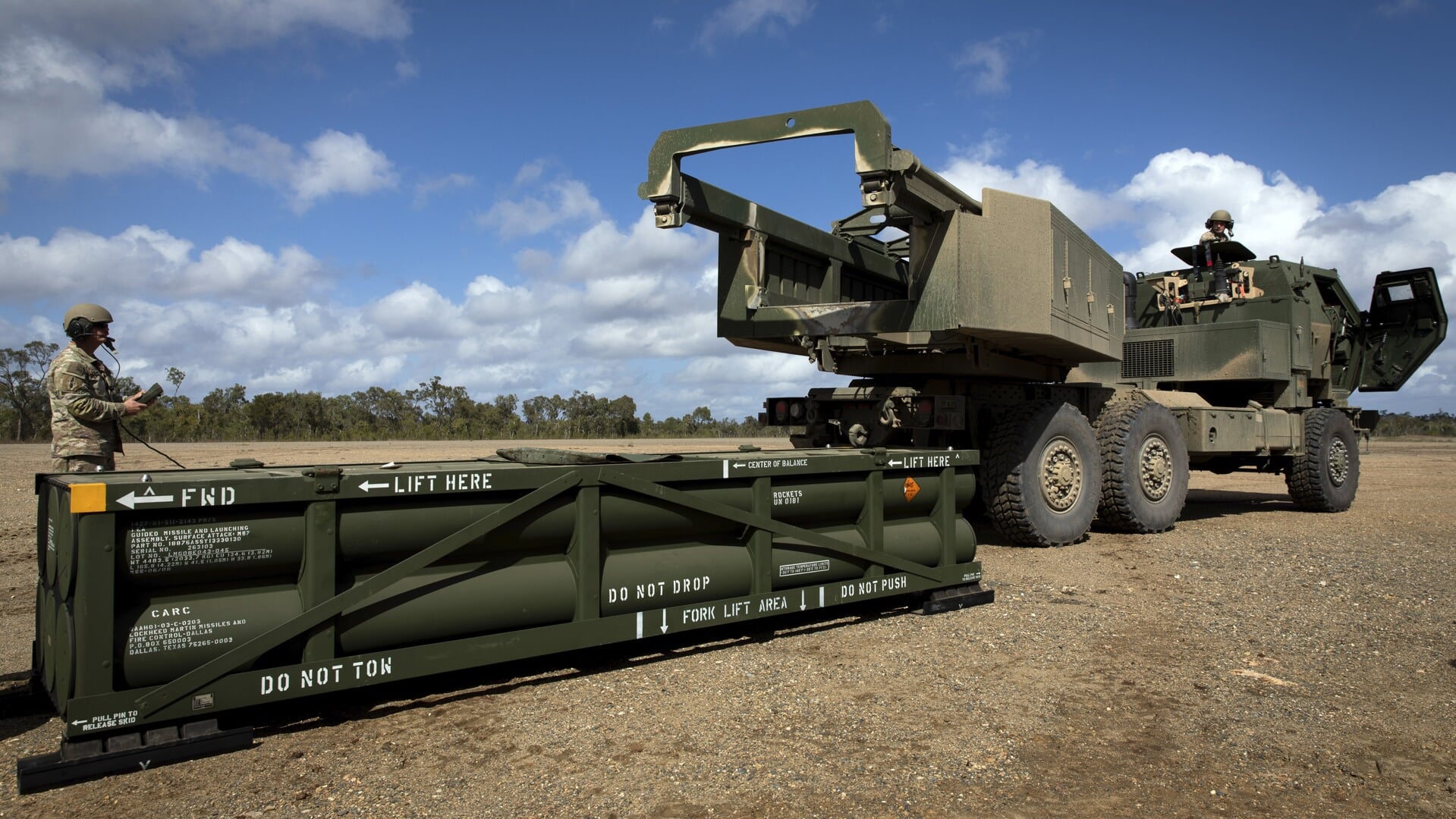 Atacms-raketten worden op een lanceerinstallatie geladen in Queensland, Australië.