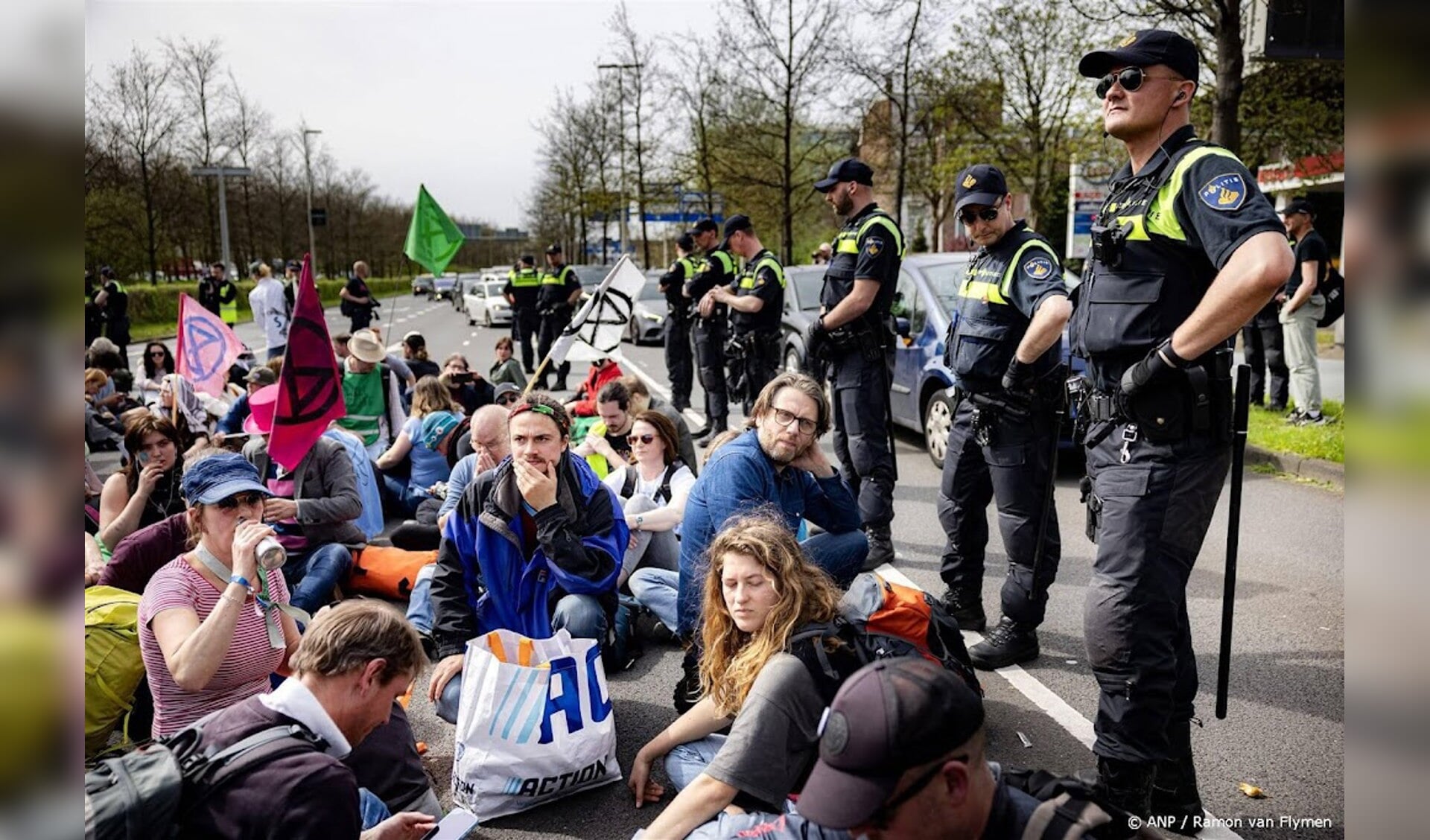 Klimaatactivisten XR Blokkeren Zuid-Hollandlaan In Den Haag ...