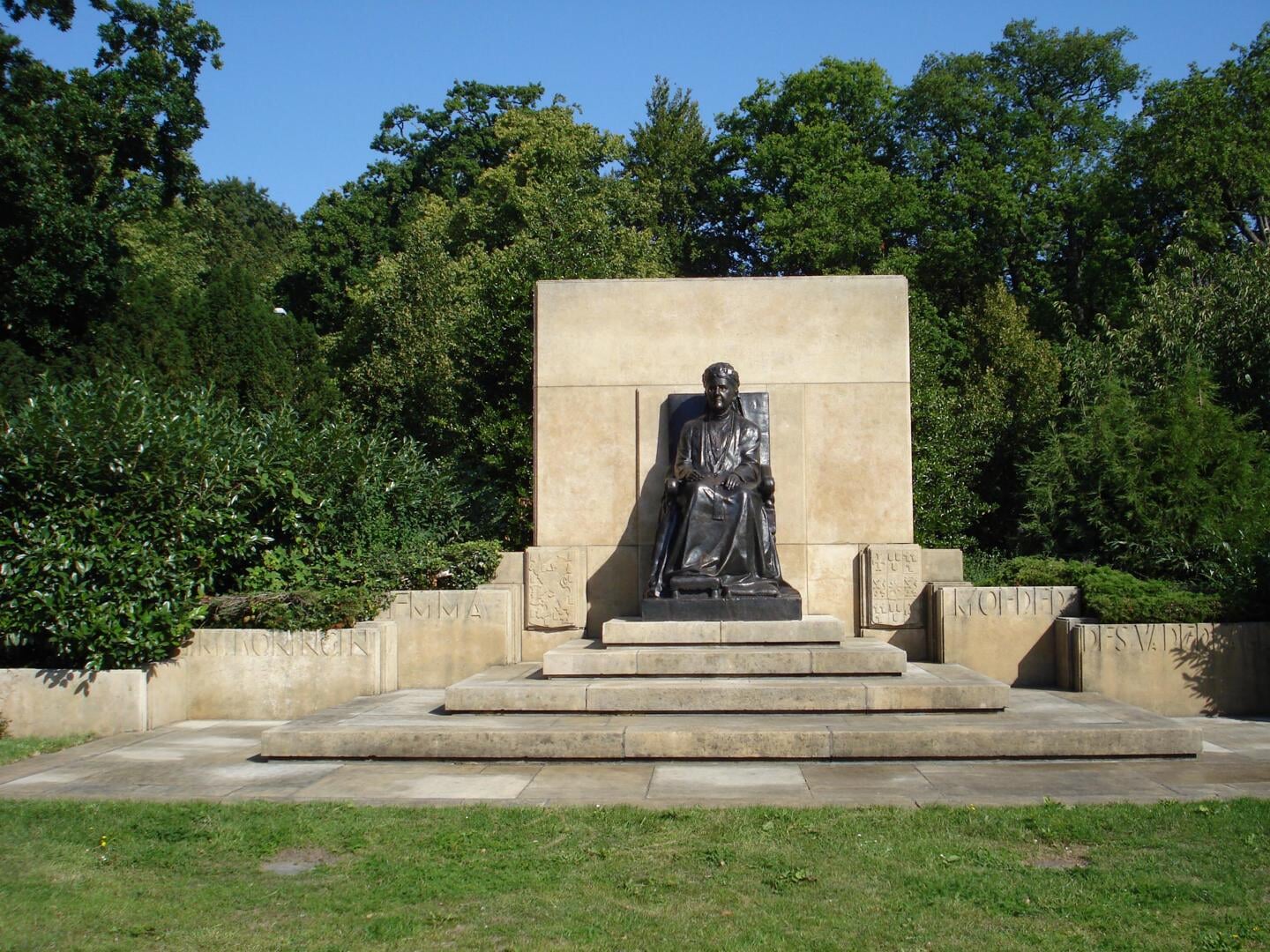 Monument voor koningin Emma in Den Haag.