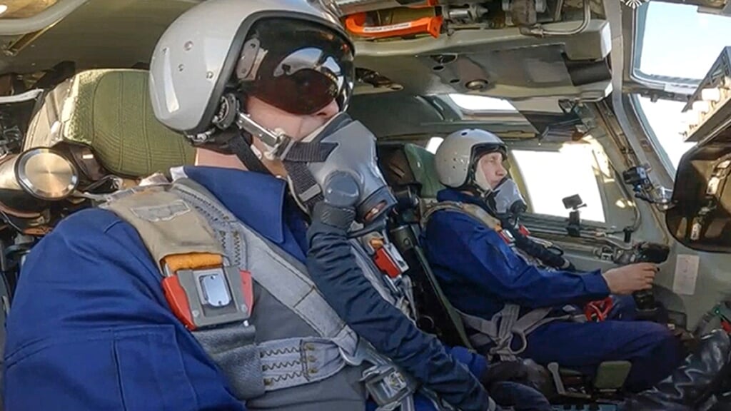 Vooral de invasie van Oekraïne door Poetin - hier in de cockpit van een TU 160-M strategische bommenwerper - heeft tot een nieuwe  wapenwedloop geleid.