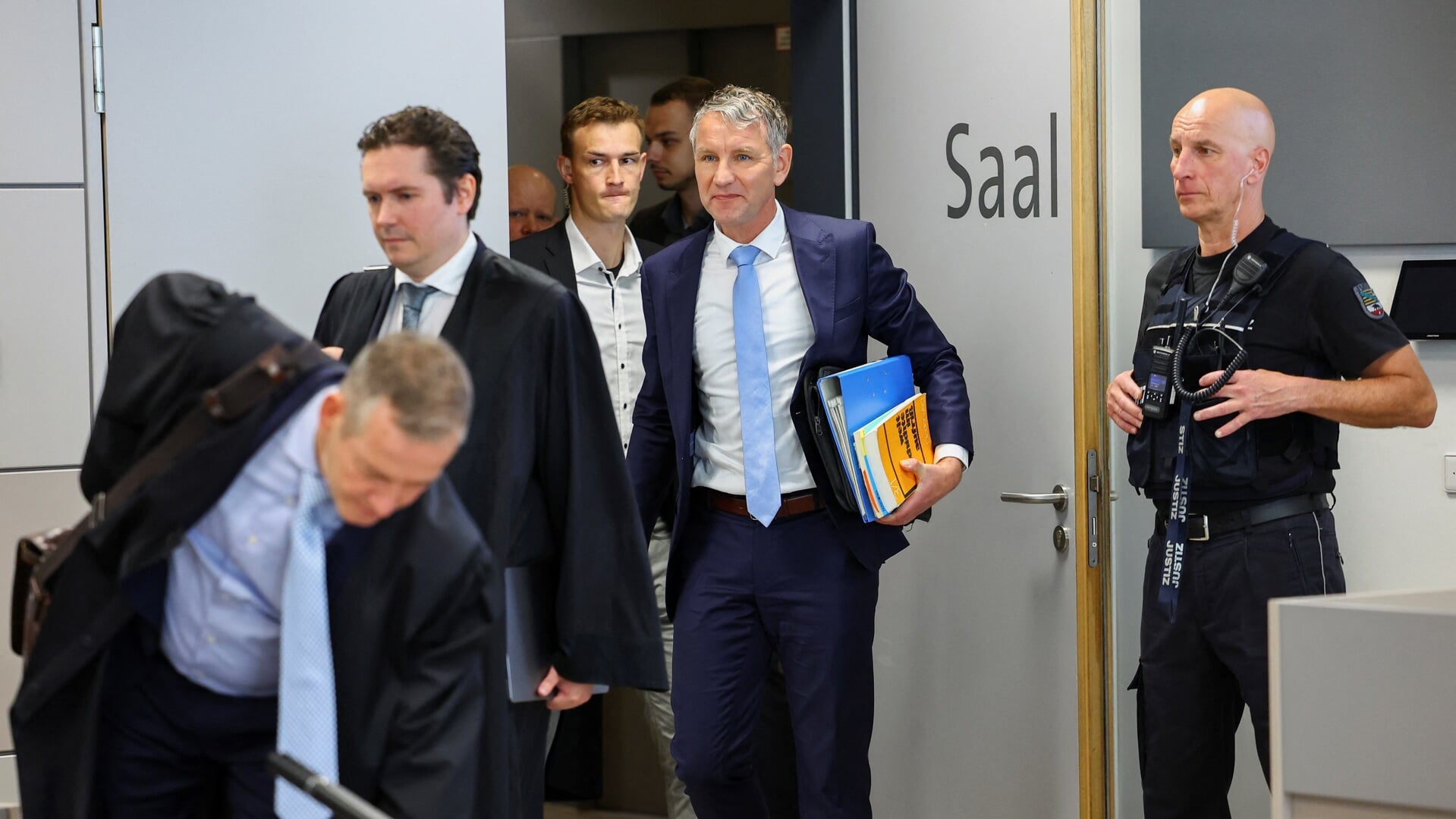 Björn Höcke van Alternative für Deutschland arriveert in de rechtszaal in Halle.