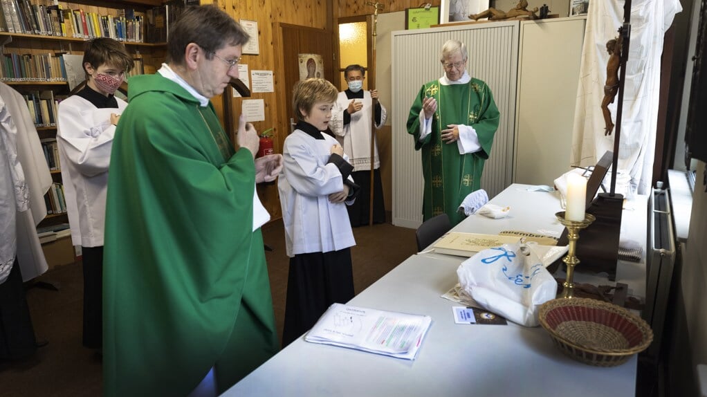 Rooms-katholieke priesters en misdienaars bereiden zich voor voor de eucharistieviering. 'Vrouwen hebben een eigen perspectief dat verrijkend is. Ga vissen aan de andere kant van de boot.'