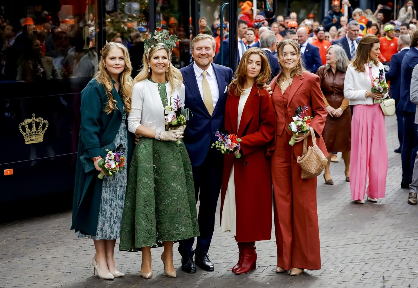 Prinses Amalia, koningin Máxima, koning Willem-Alexander en de prinsessen Alexia en Ariane tijdens Koningsdag in Emmen. 