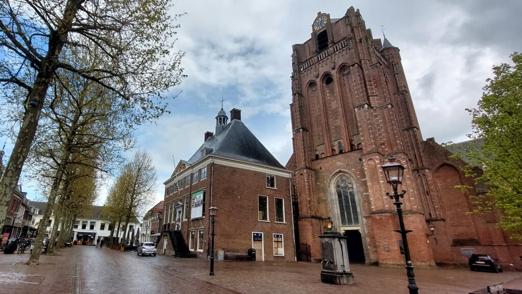 Op de Markt in Wijk bij Duurstede staat het raadhuis en beoogd museum naast de Grote Kerk.
